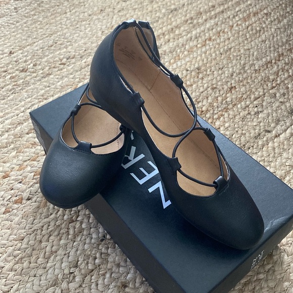 Naturalizer Carah Lace-Up Flats - Picture 1 of 7